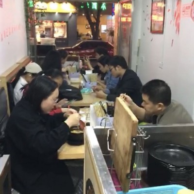 龙华地铁D出口餐饮店转让W