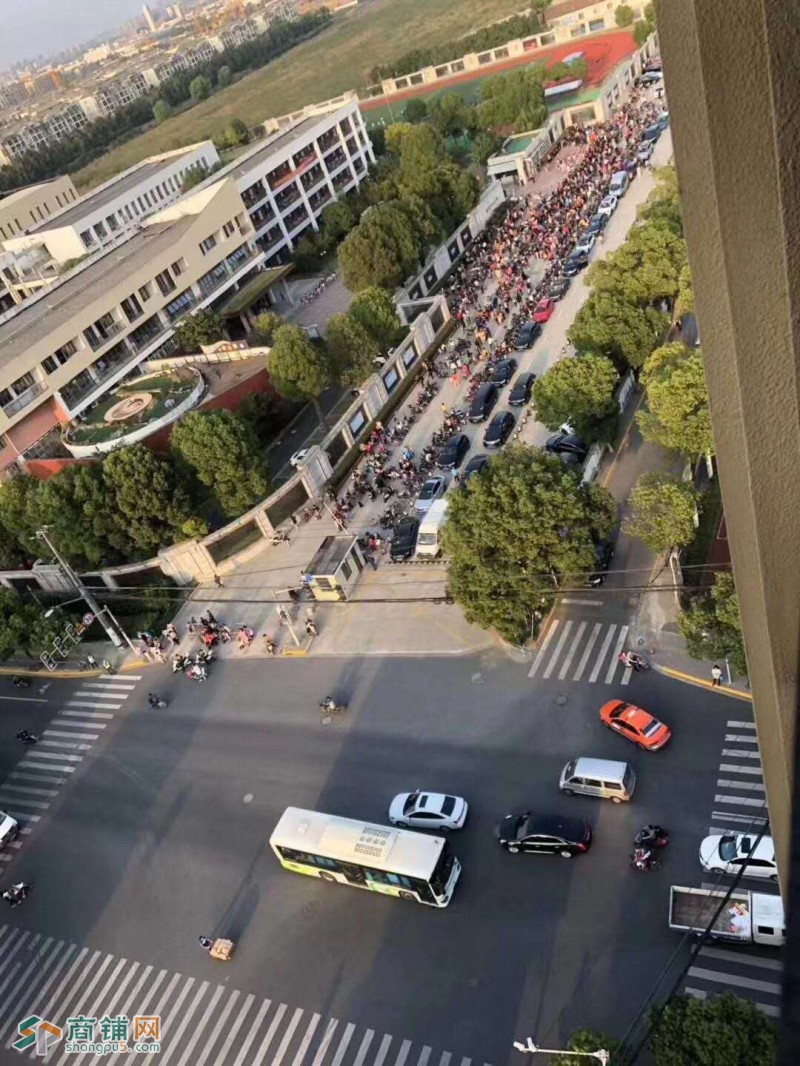 电台路顾村中学对面临街商铺出租图3