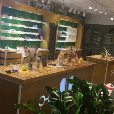 南山市中心地段。楼下是地铁口，随时可上门看店