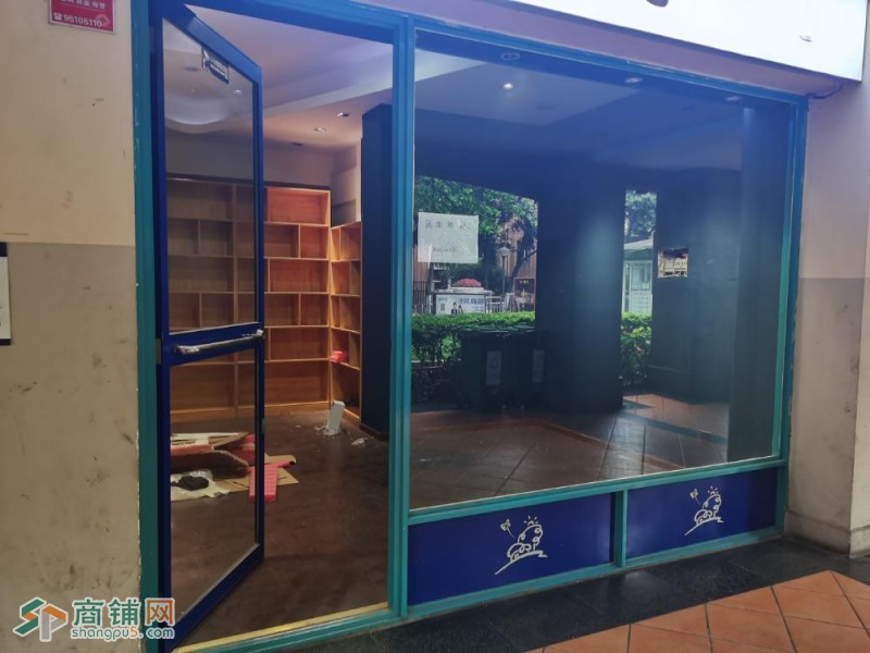 高端社区商业入口人流大图2