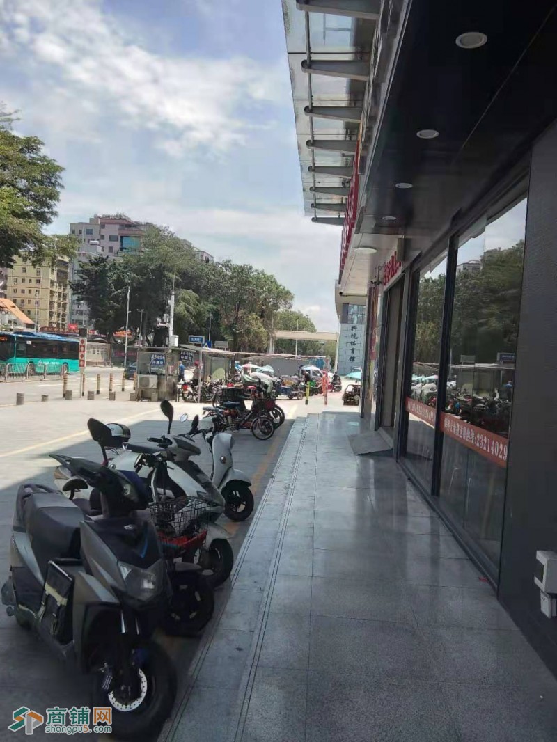 西乡地铁盈利服装店低价转让W图2