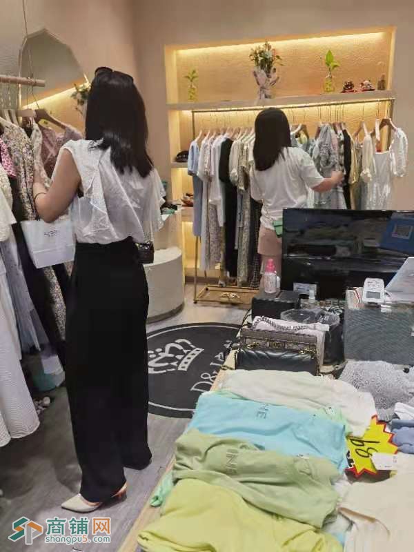 西乡地铁盈利服装店低价转让W图3