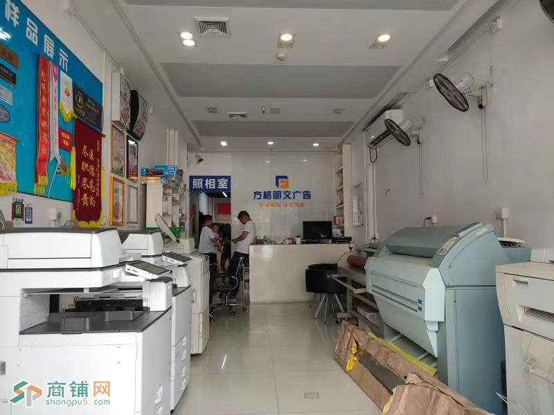 龙华区清湖地铁站C出口方格图文广告转让W图3