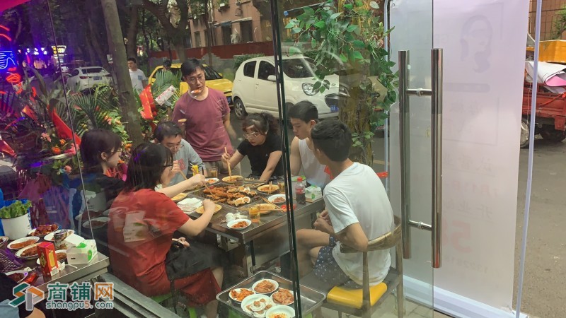 网红店铺 烤肉店转让 价格合理人流量大图3