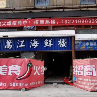 和邦大厦临街的店面出租，无转让.中介费，可重餐饮，拎包经营