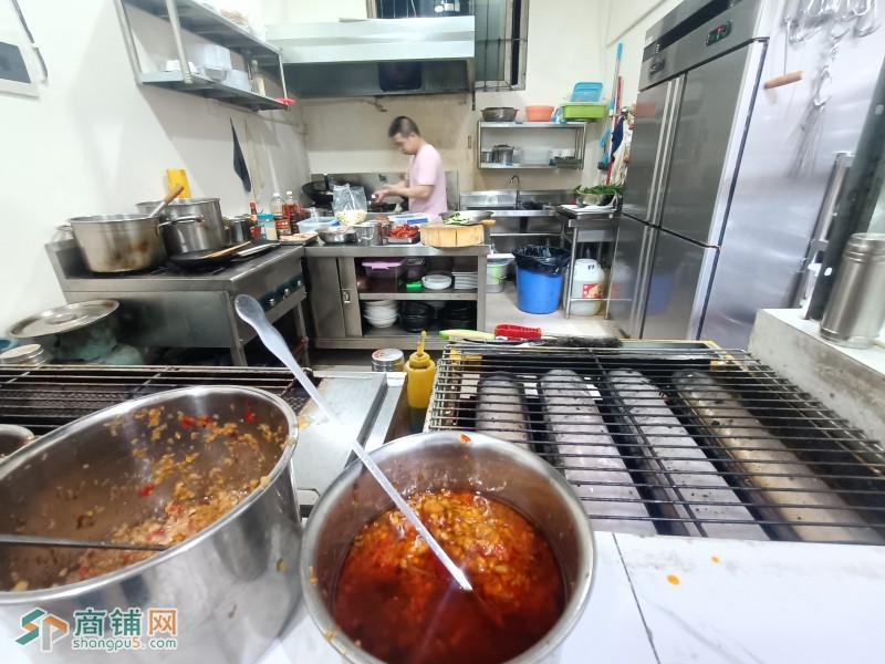 众多小区门口的夜宵店 人流量大图2