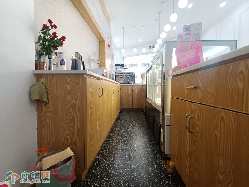 吾悦广场商业街 对面就是先去出口  人流量大图2