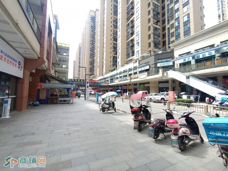 吾悦广场商业街 对面就是先去出口  人流量大图3