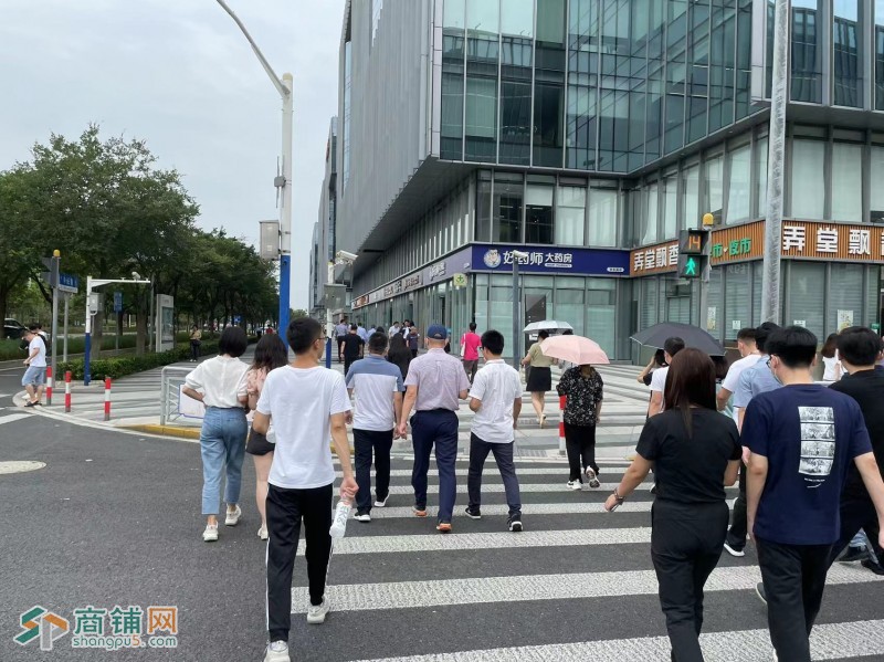中骏广场，十字路口沿街门面，重餐饮精装修，可做三餐图3