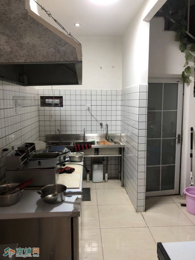 W龙泉最大小区临街店铺低价转让图3