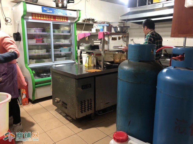 W十字路口新装修干锅冒菜低价转让图3
