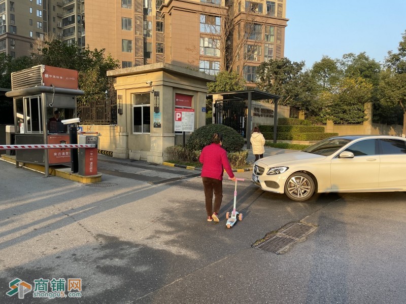 旺铺，大型小区门口，超大门头，附近2所学校，地铁口图3