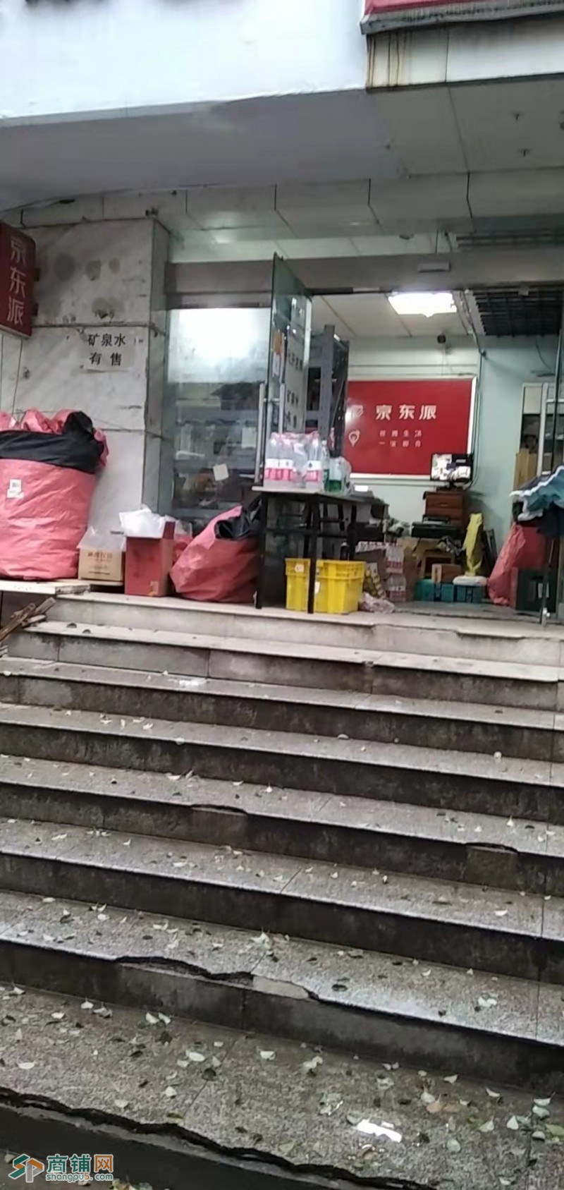 大学宿舍楼底门面出租转让图3
