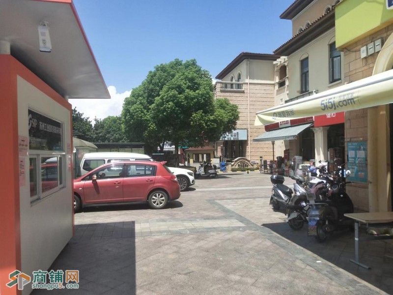 小区门口40平生鲜超市大挑高已做好隔层诚心转让图3