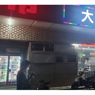 宝安城中村主干道烧烤店