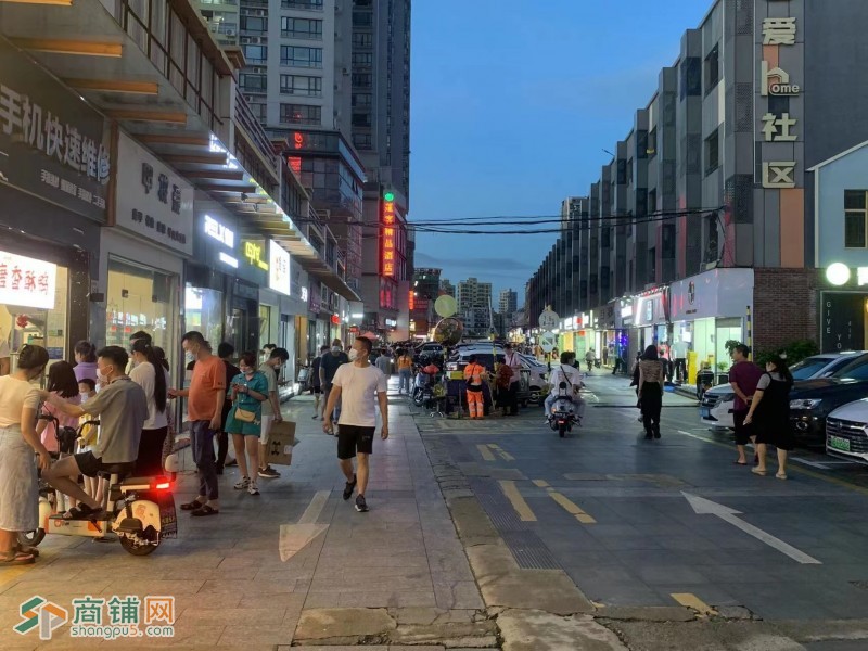 龙华万众步行街临街店铺图2