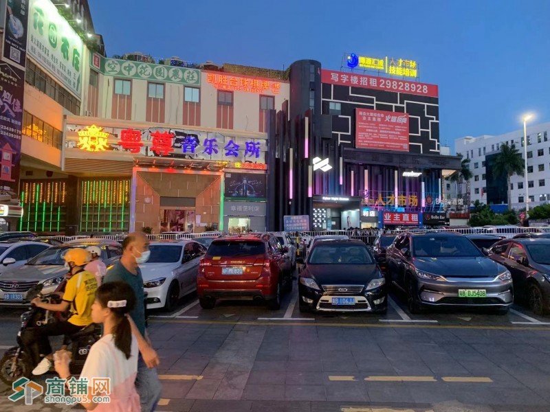 龙华万众步行街临街店铺图3