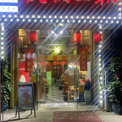 低价转让商业美食街优势地段店铺，设施齐全，先到先得，欢迎咨询