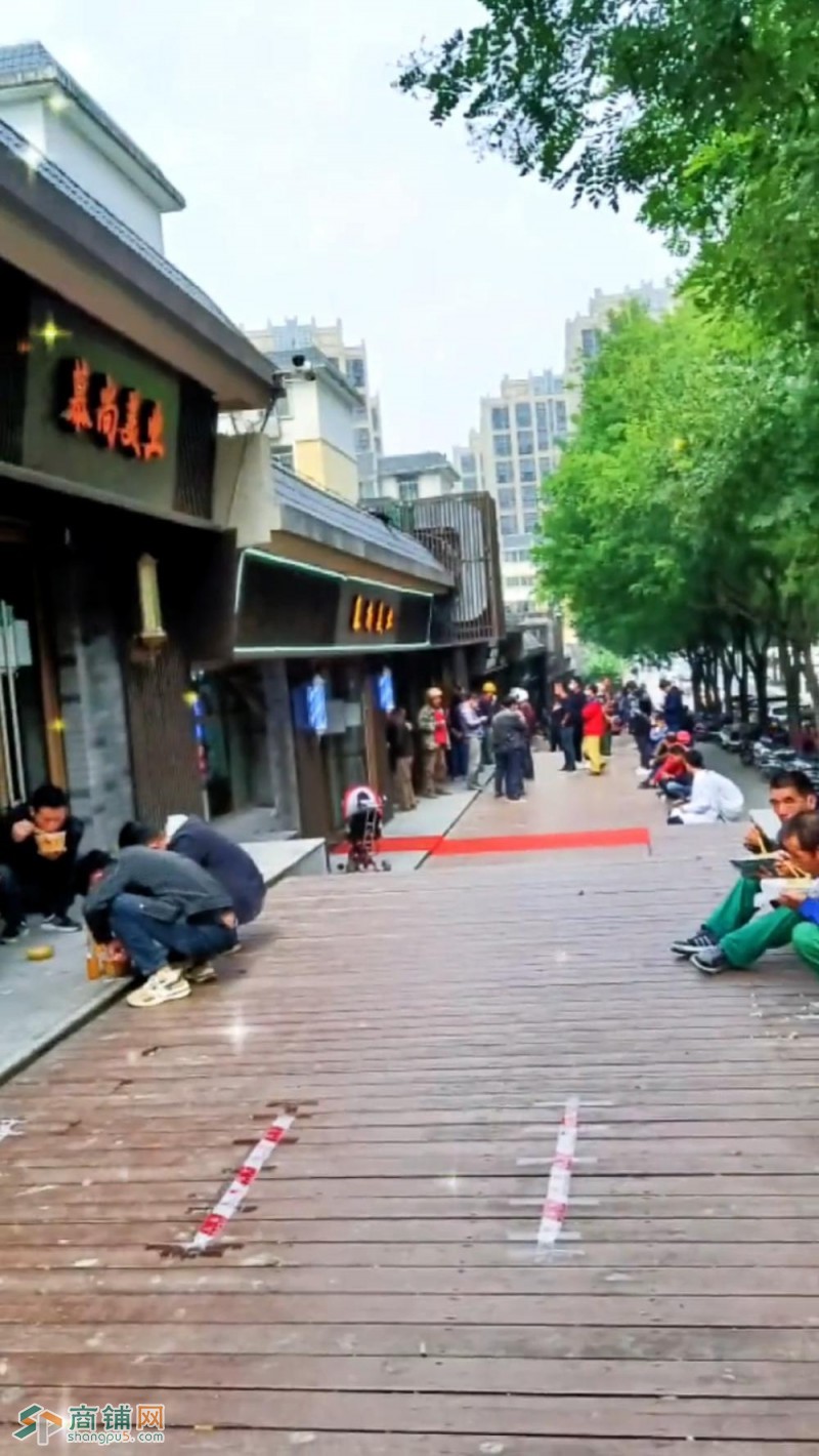 临街商铺营业中面馆带房租转让图3