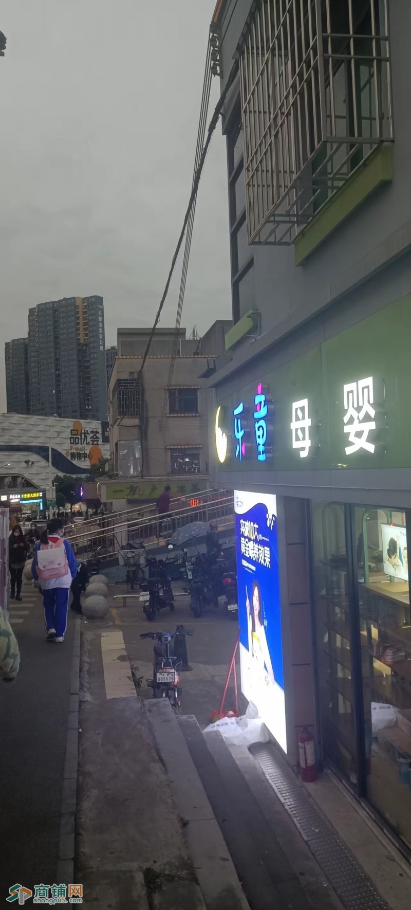 W转角店转让，位置极佳，人流量超大，社区入口店铺图3