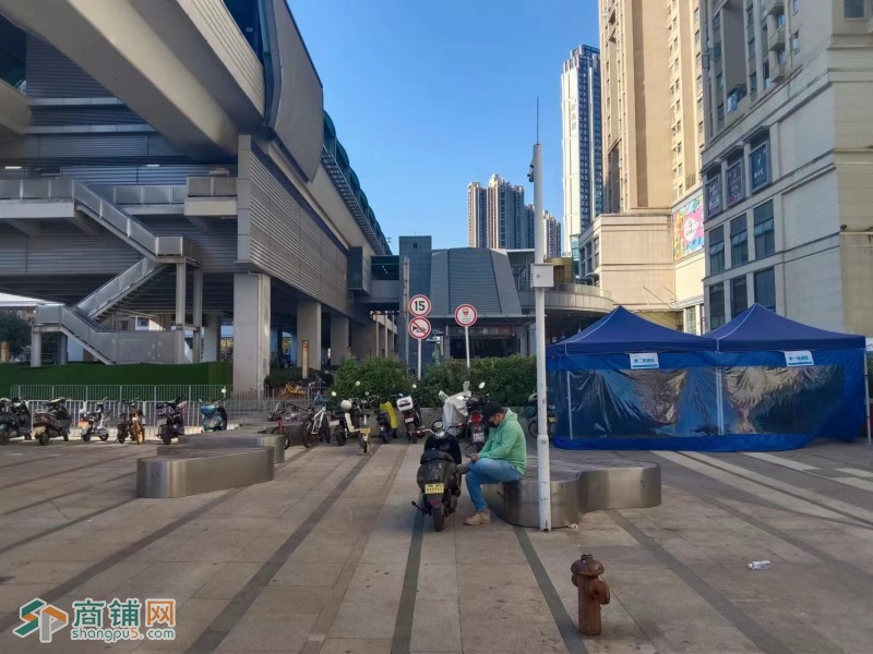 W龙华区上塘地铁口易站便利店旺铺转让图3