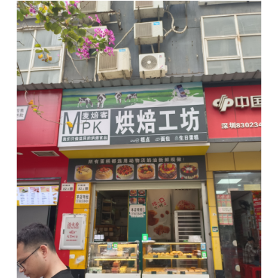 W深圳龙华医院隔壁烘焙店转让