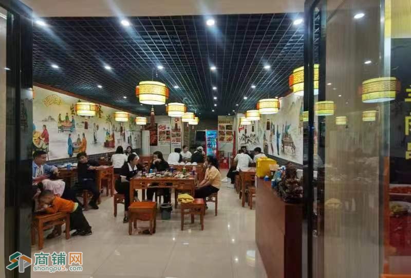 W宝安区上合花园出入口烧烤店旺铺转让图3