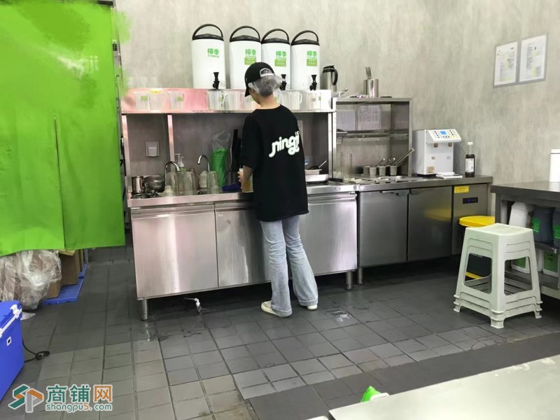 W龙泉吾悦广场2号门步行街奶茶饮品店低价转让图3