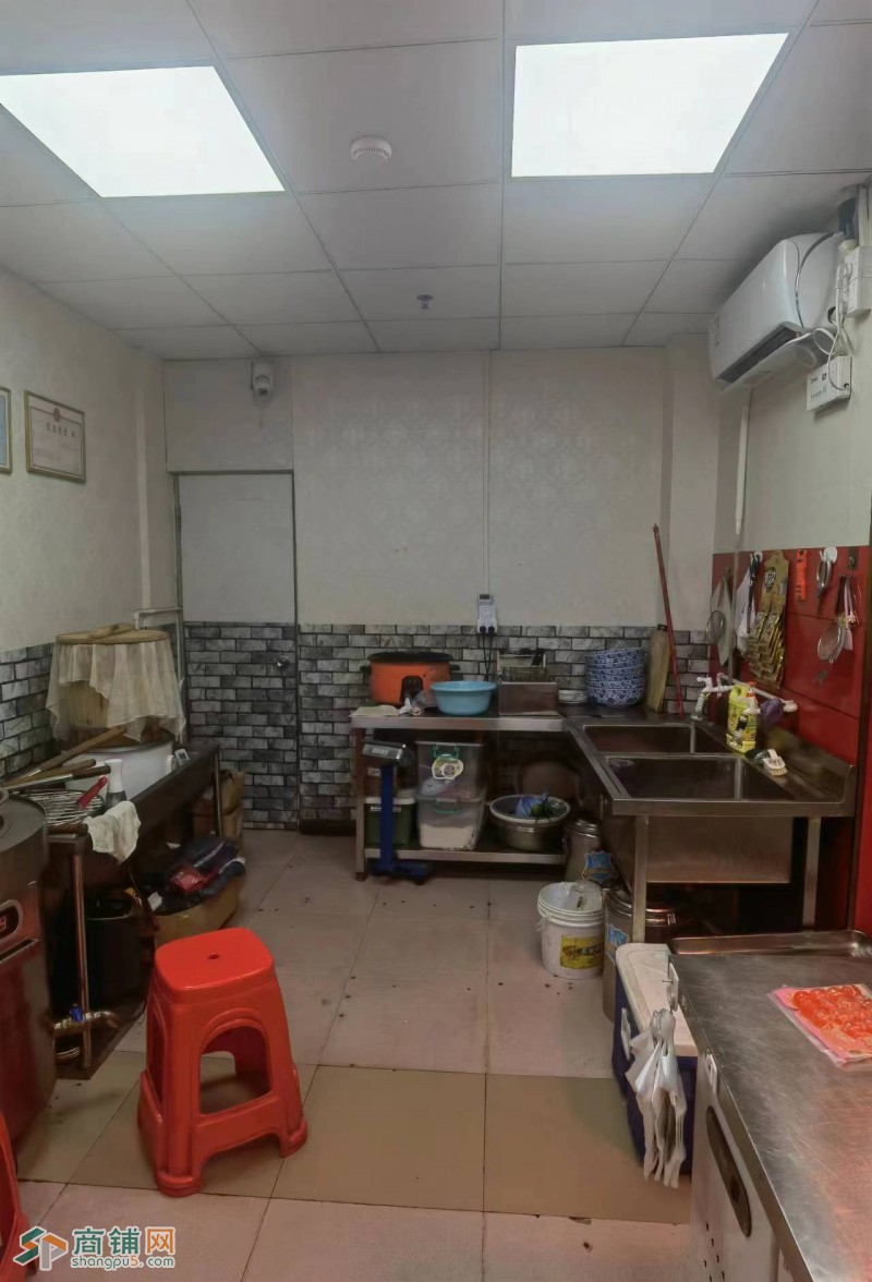 W捡漏咯、周围是学校、店铺旁边有个广场、住宅区人流偏多图2