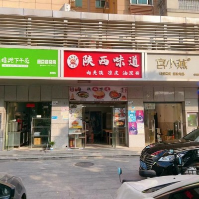 w龙城广场旁小区出入口餐饮店转让，接手即营业