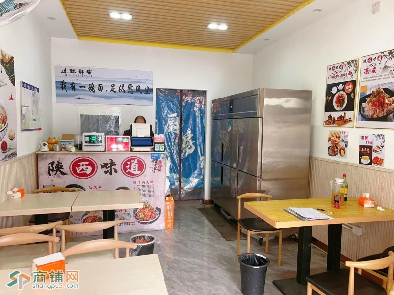 w龙城广场旁小区出入口餐饮店转让，接手即营业图2