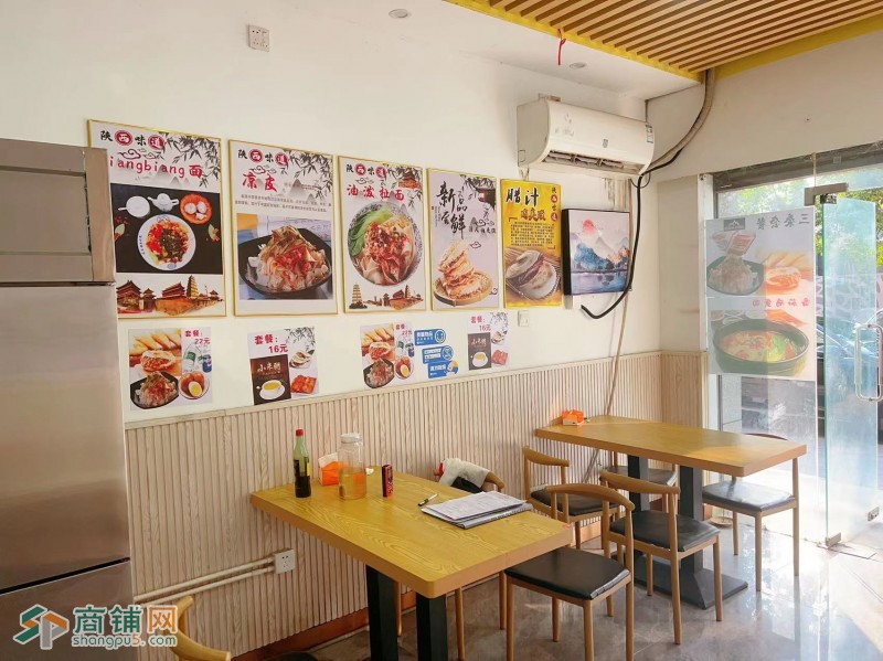 w龙城广场旁小区出入口餐饮店转让，接手即营业图3