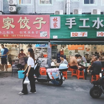 W龙岗区商业中心小吃街双门面饺子馆
