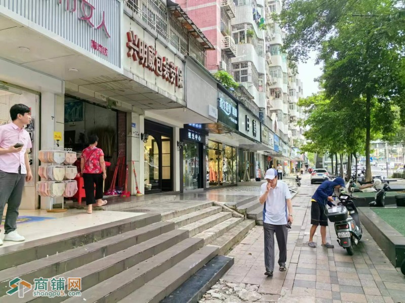 w龙岗三年老店40平服装店图3