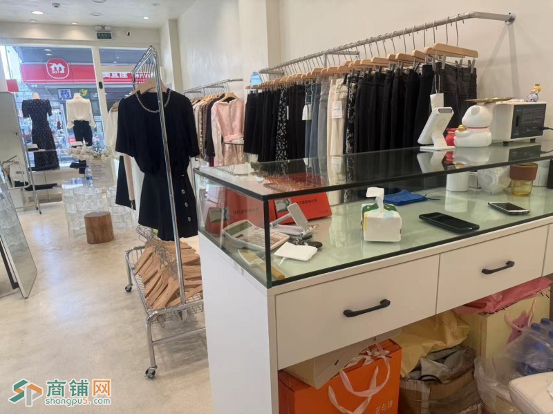 W龙岗服装店整体优价转让图3