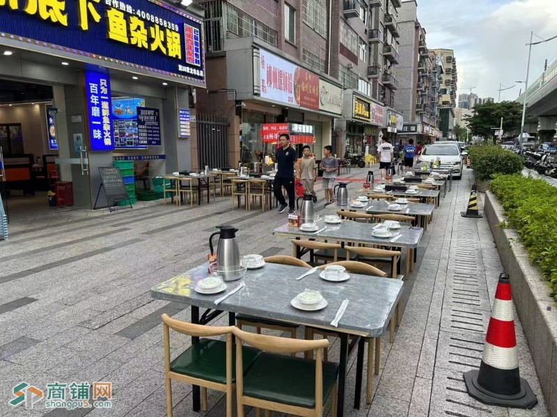 w龙华地铁站出口餐饮一条街图3