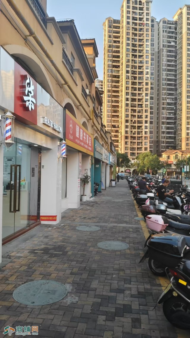 W宝安柒柒理发店旺铺转让图2