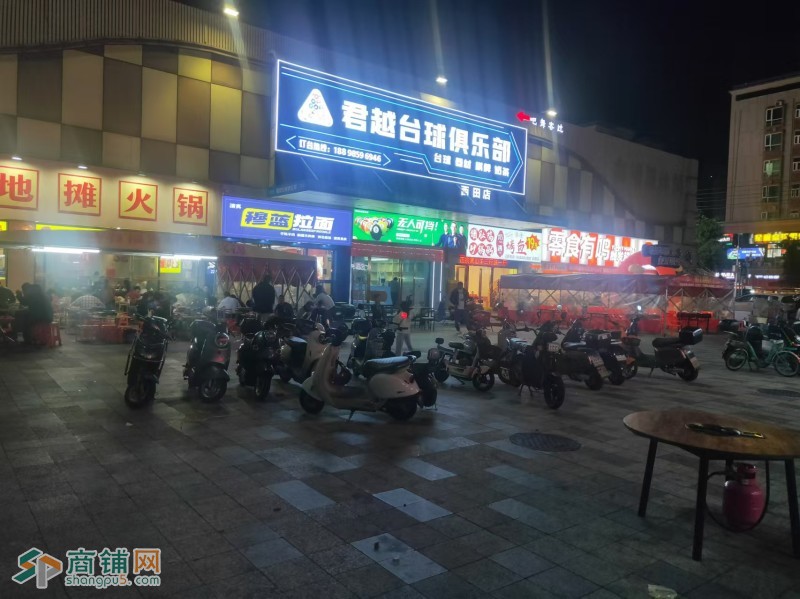 城中村内大型外摆宵夜大排档图3