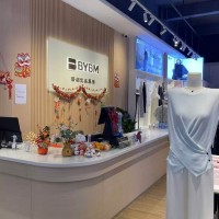 W龙岗区平湖融湖中心城旺铺服装店转让