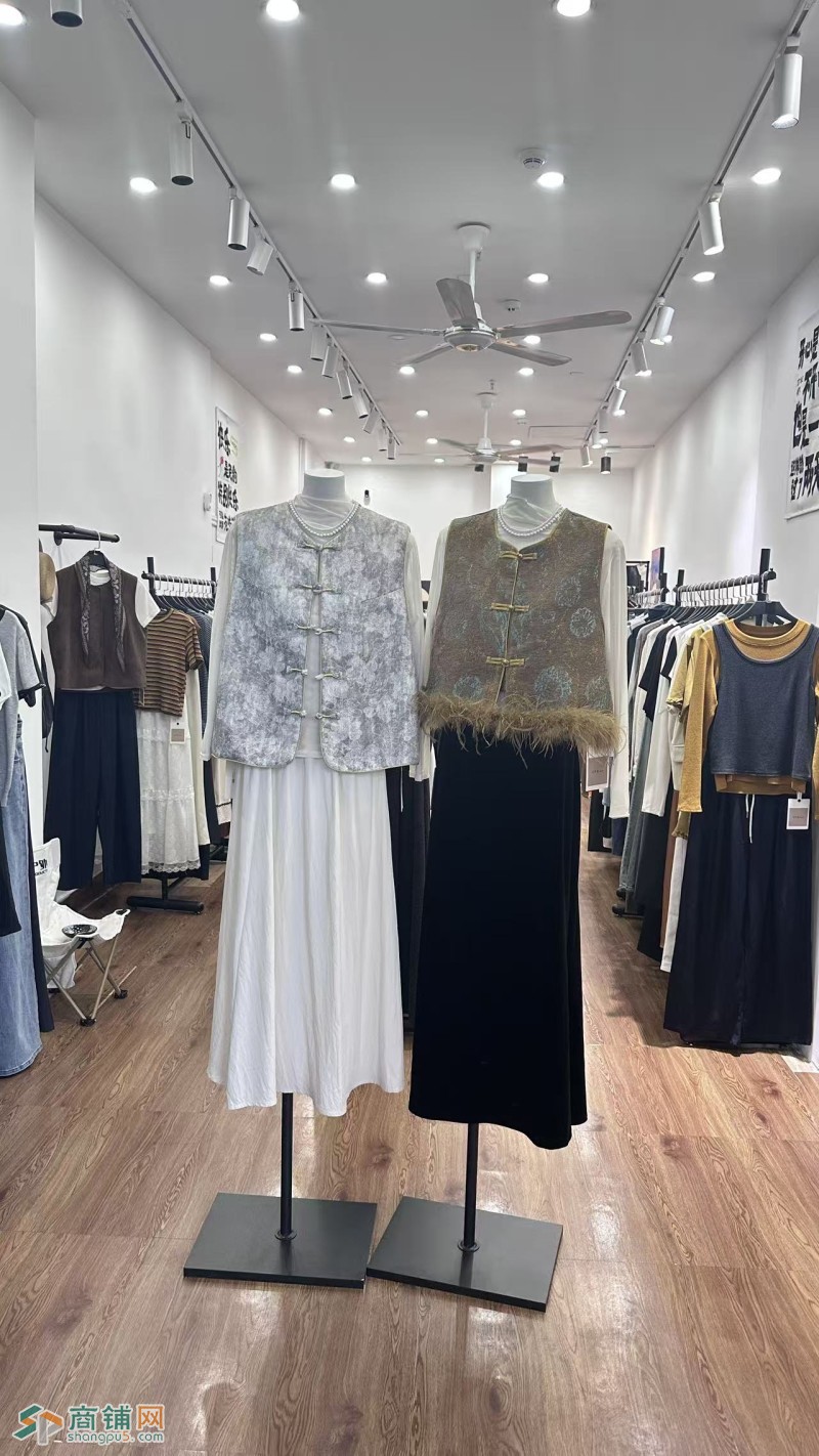 龙岗乐城服装店铺整体优转图3
